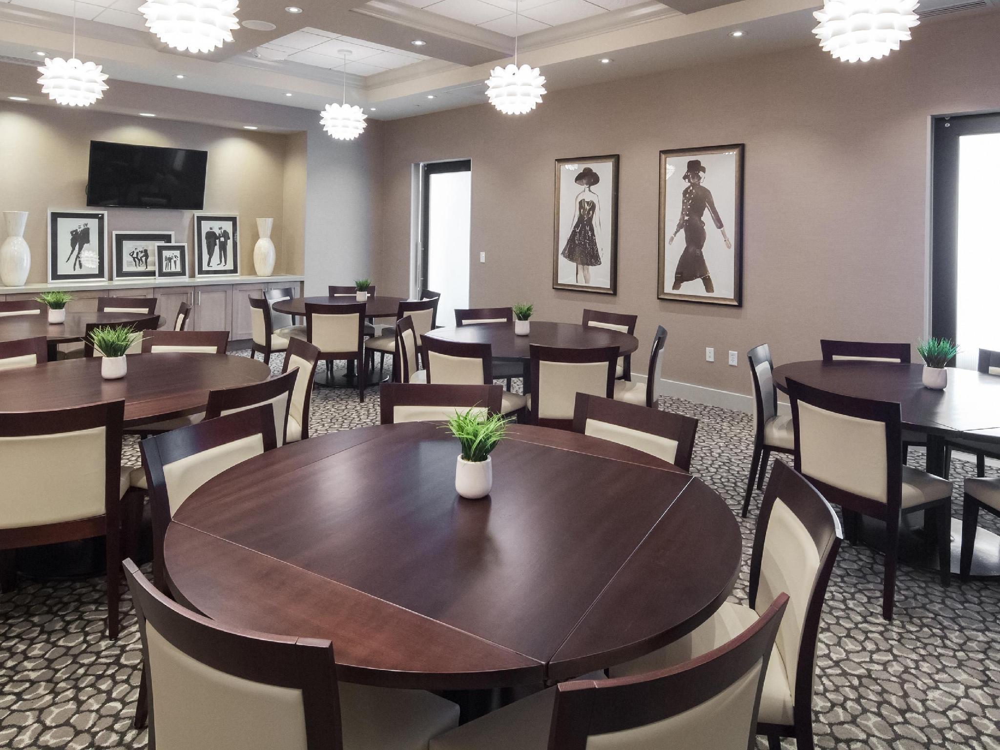 Holiday Inn Hotel & Suites Davenport By Ihg Exterior photo